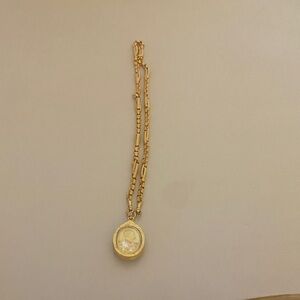 Elegant Gold Pendant Necklace